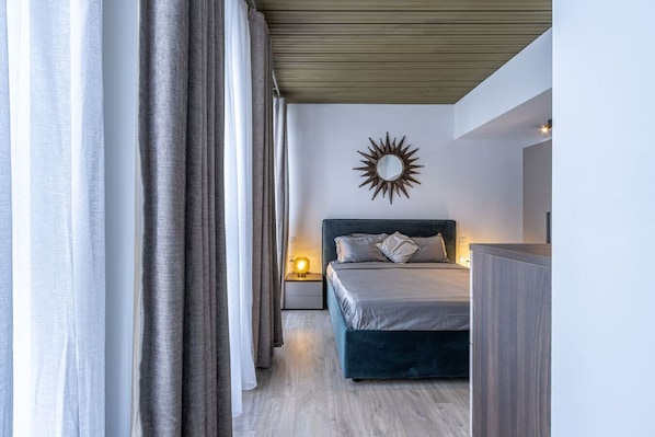 2 habitaciones, escritorio y tabla de planchar con plancha 