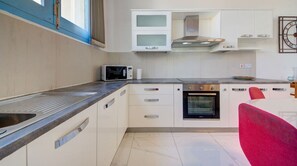 Een koelkast, een magnetron, een oven, een kookplaat