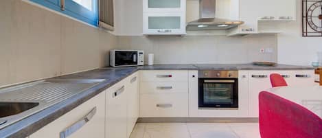 Een koelkast, een magnetron, een oven, een kookplaat