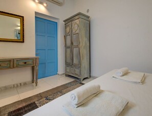 1 bedroom, desk, iron/ironing board, WiFi