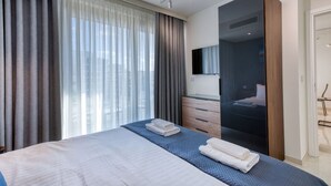 2 soverom, skrivebord, strykejern/-brett og reiseseng for barn