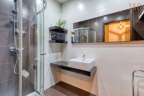 Articles de toilette gratuits, sĂšche-cheveux, serviettes fournies