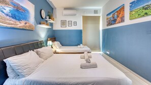 3 habitaciones, escritorio y tabla de planchar con plancha
