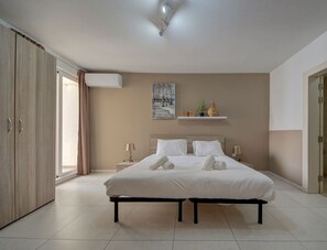 4 bedrooms, desk, iron/ironing board, travel crib