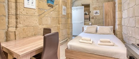 1 habitación, escritorio, tabla de planchar con plancha y wifi