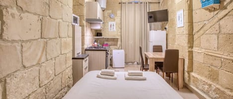 1 slaapkamer, een bureau, een strijkplank/strijkijzer, wifi