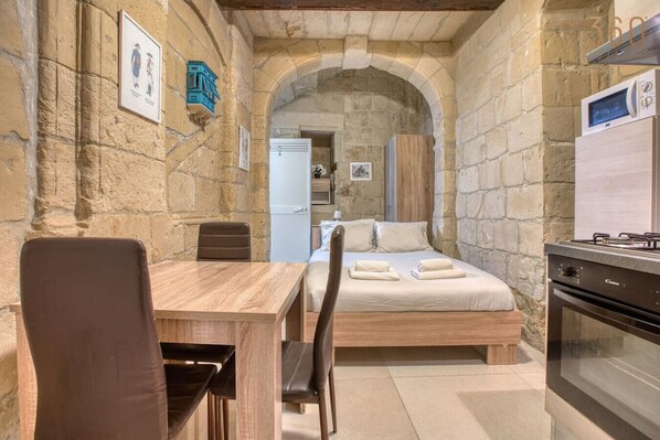 1 bedroom, desk, iron/ironing board, WiFi