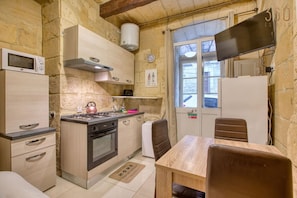 ثلاجة، ميكروويف، فرن، موقد طهي مسطح