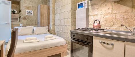 Réfrigérateur, micro-ondes, four, plaque de cuisson