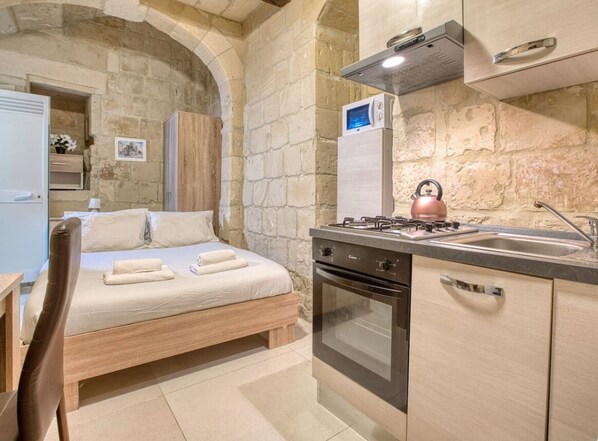 ثلاجة، ميكروويف، فرن، موقد طهي مسطح