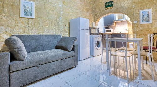 Historic Valletta Townhouse,Iconic Charm & Central