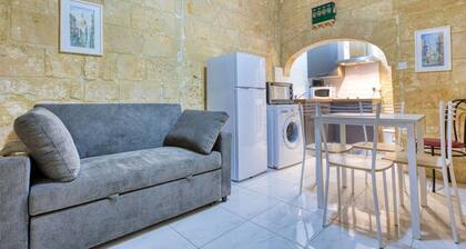 Historic Valletta Townhouse,Iconic Charm & Central