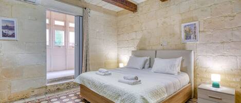 2 habitaciones, escritorio, tabla de planchar con plancha y wifi