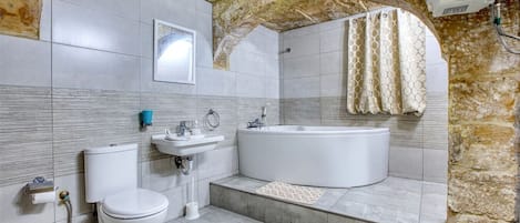 Secador de cabelo, toalhas de banho