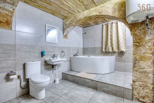 Historic Valletta Townhouse,Iconic Charm & Central