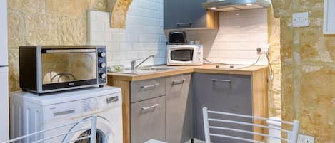 Een koelkast, een magnetron, een oven, een kookplaat