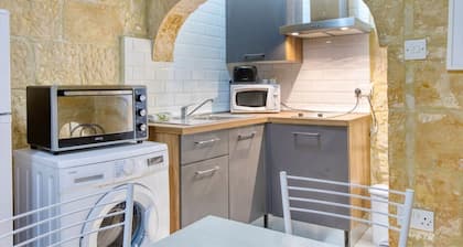 Historic Valletta Townhouse,Iconic Charm & Central