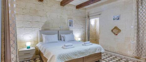 2 عدّة غرف نوم ومكتب ومكواة/لوح كي وواي فاي