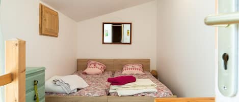 6 bedrooms, WiFi, bed sheets