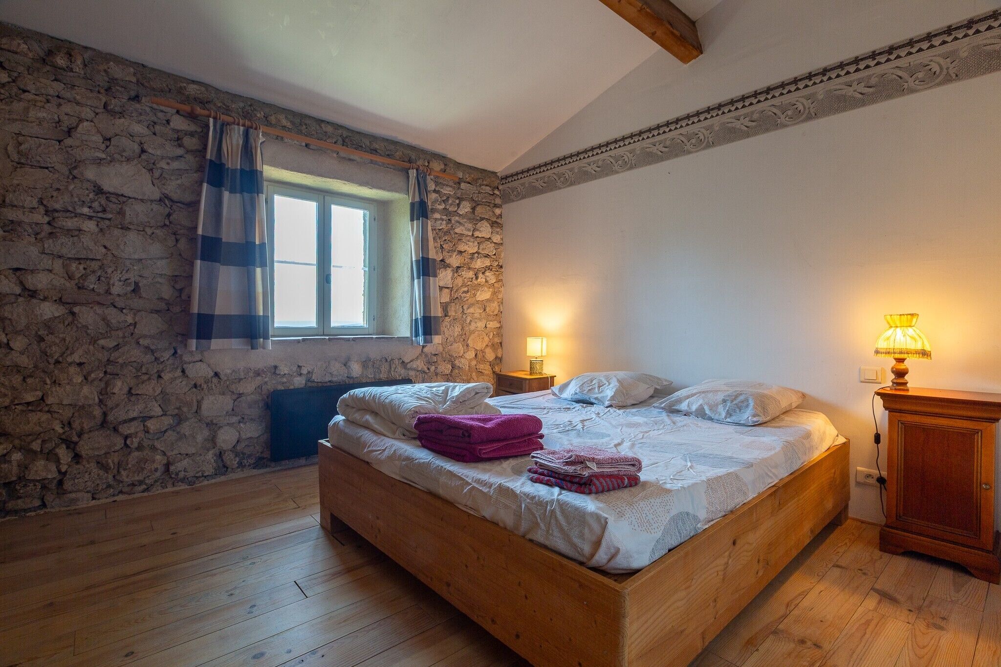 6 bedrooms, WiFi, bed sheets