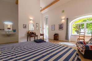 6 bedrooms, WiFi, bed sheets