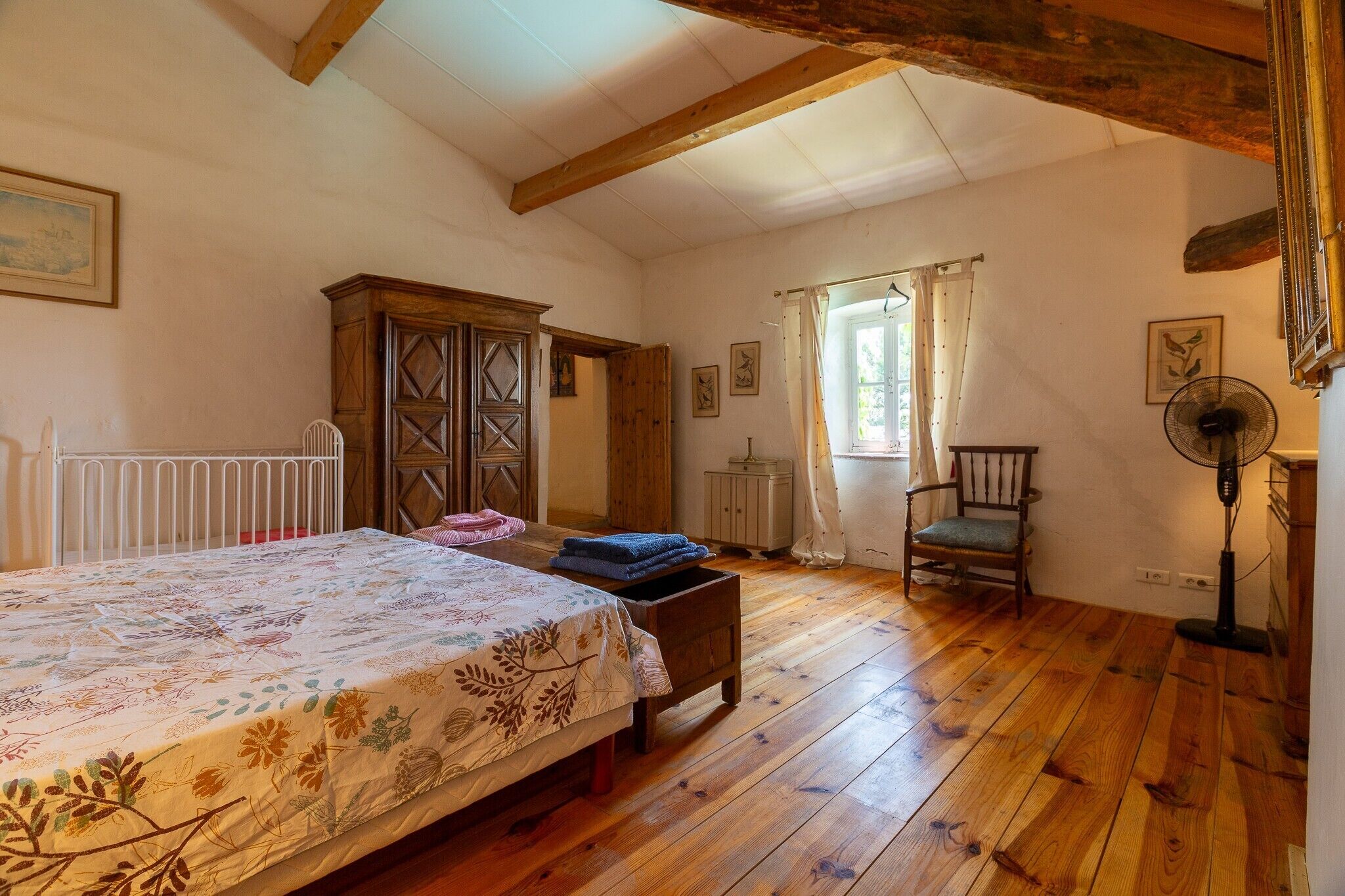 6 bedrooms, WiFi, bed sheets