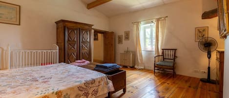 6 bedrooms, WiFi, bed sheets