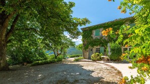 Property grounds - Holiday Home 'Chant D'Etoiles' with Private Pool (Roynac)