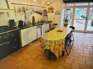 Fridge, microwave, oven, stovetop - Holiday Home 'Chant D'Etoiles' with Private Pool (Roynac)