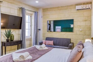 1 slaapkamer, een bureau, een strijkplank/strijkijzer, wifi