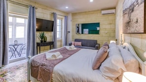 1 habitación, escritorio, tabla de planchar con plancha y wifi