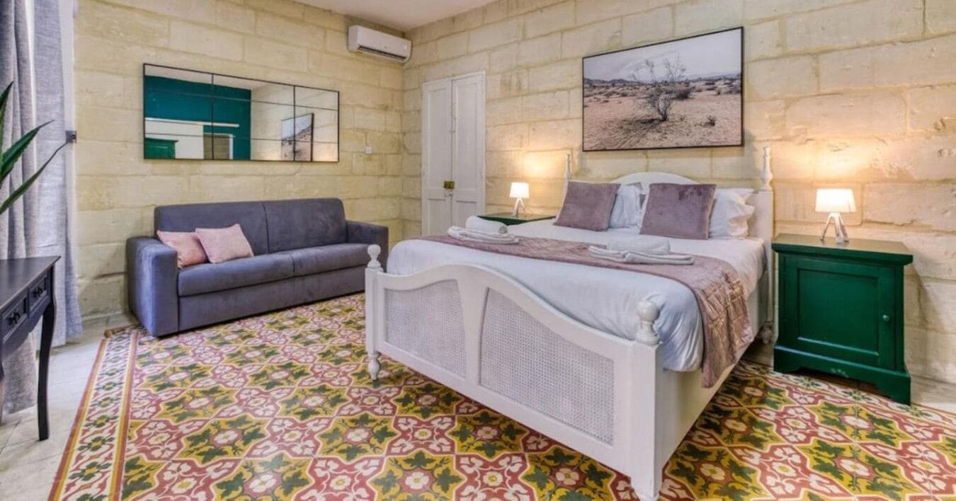 1 habitación, escritorio, tabla de planchar con plancha y cuna de viaje 