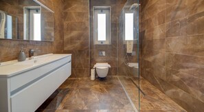 Haartrockner, Handtücher, Seife, Toilettenpapier