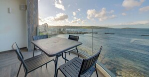 Outdoor dining - Breathtaking Seafront Home with Spectacular Views! (St. Paul`s Bay)