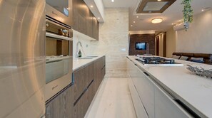 Een koelkast, een magnetron, een oven, een kookplaat