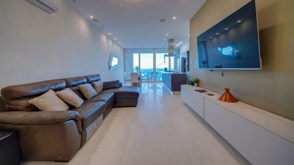 TV - Breathtaking Seafront Home with Spectacular Views! (St. Paul`s Bay)