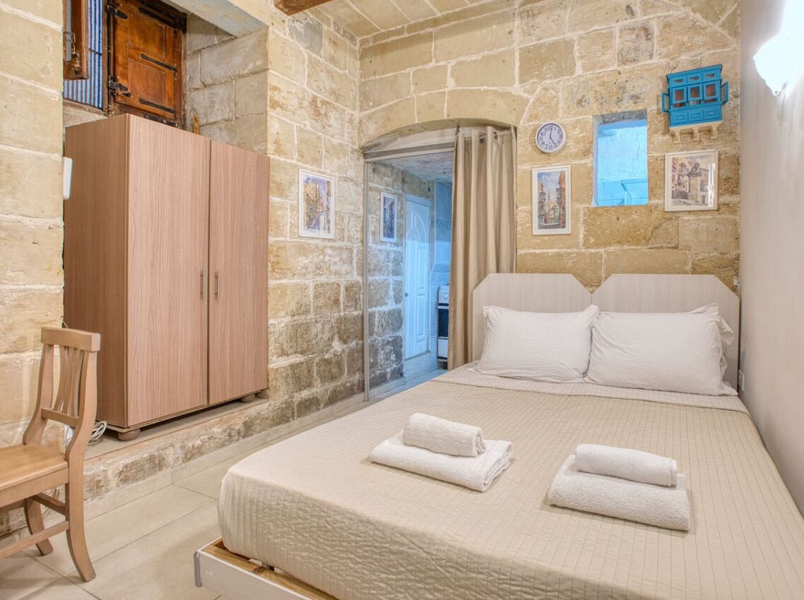 デスク、旅行用ベビーベッド、WiFi、ベッドシーツ