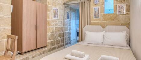 1 bedroom, desk, WiFi, bed sheets