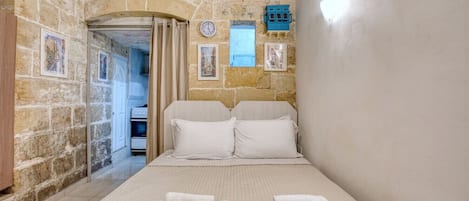 1 bedroom, desk, WiFi, bed sheets