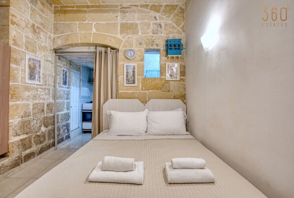 1 bedroom, desk, WiFi, bed sheets