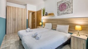 4 slaapkamers, een bureau, een strijkplank/strijkijzer, reisbedje