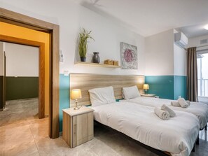 4 室のベッドルーム、デスク、アイロン / アイロン台、WiFi