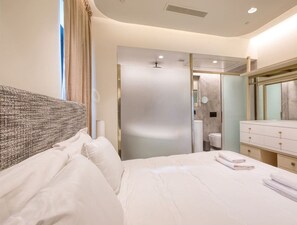 1 bedroom, desk, iron/ironing board, WiFi