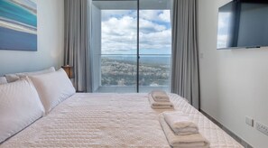1 habitación, escritorio, tabla de planchar con plancha y cuna de viaje