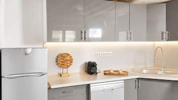 Departamento Prestigio, vista a la ciudad | Cocina privada | Cafetera de espresso, tetera eléctrica, tostadora y congelador