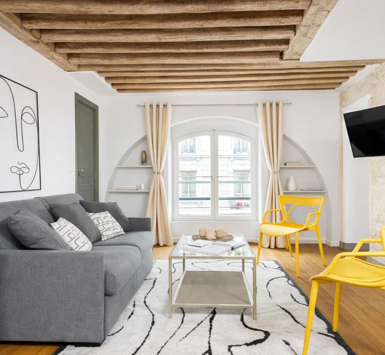 Signature Apartment, City View | Living area