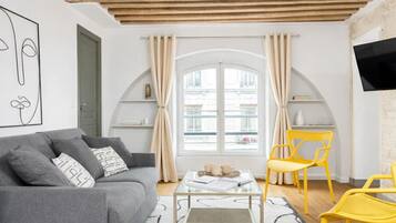 Signature Apartment, City View | Living area