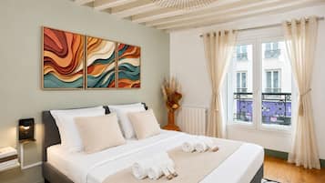 Apartamento com design assinado, vista para a cidade | Ferros/tábuas de passar roupa, berço de viagem, Wi-Fi de cortesia