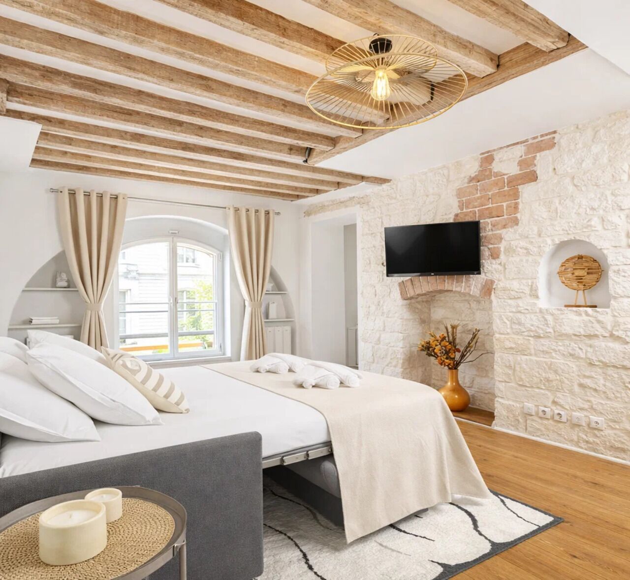 Apartamento com design assinado, vista para a cidade | Área de estar | Smart TV 80 cm com canais digitais