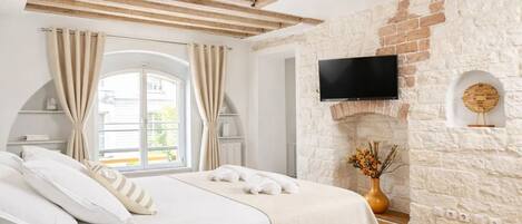 シグネチャー アパートメント シティビュー | リビング エリア | 80 cmのスマートテレビ (デジタル放送視聴可)